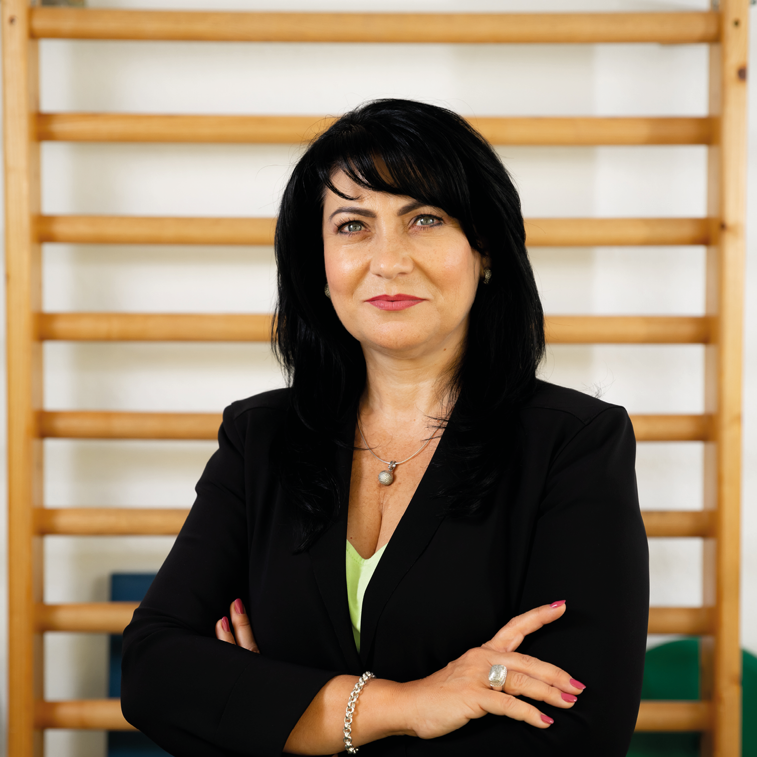 Foto von Anja Lipp, Sie trägt auf dem Foto einen schwarzen Blazer und hat schwarzes Haar.